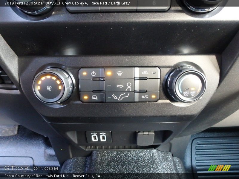 Controls of 2019 F250 Super Duty XLT Crew Cab 4x4