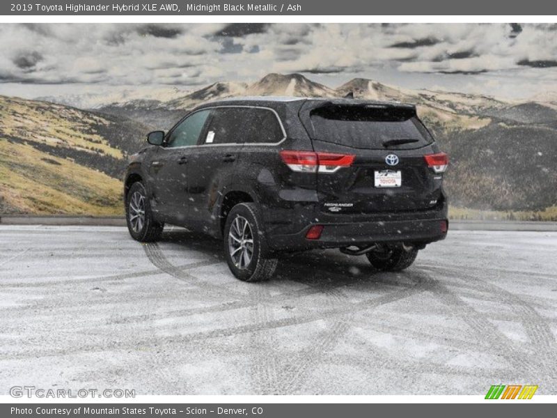 Midnight Black Metallic / Ash 2019 Toyota Highlander Hybrid XLE AWD