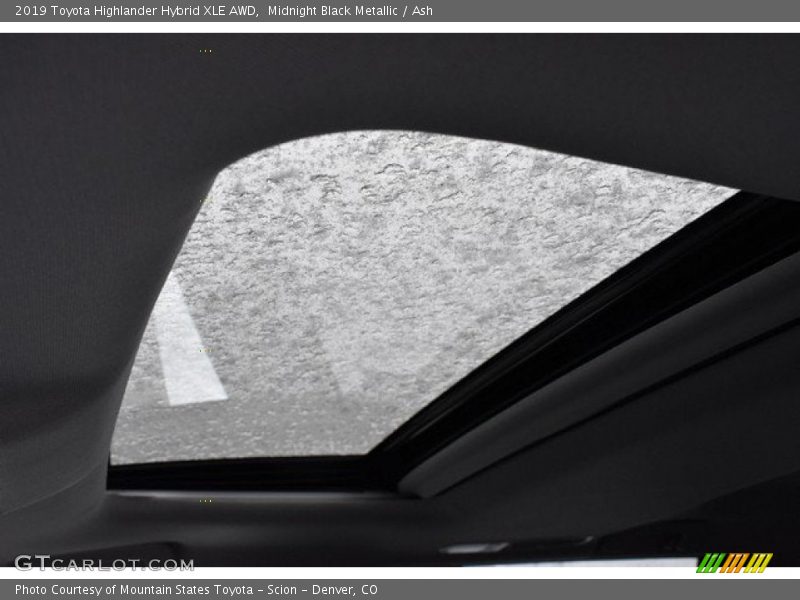 Midnight Black Metallic / Ash 2019 Toyota Highlander Hybrid XLE AWD