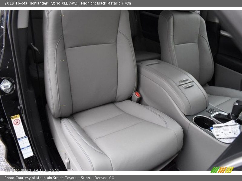 Midnight Black Metallic / Ash 2019 Toyota Highlander Hybrid XLE AWD