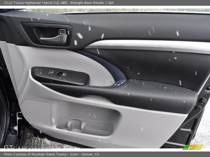 Midnight Black Metallic / Ash 2019 Toyota Highlander Hybrid XLE AWD