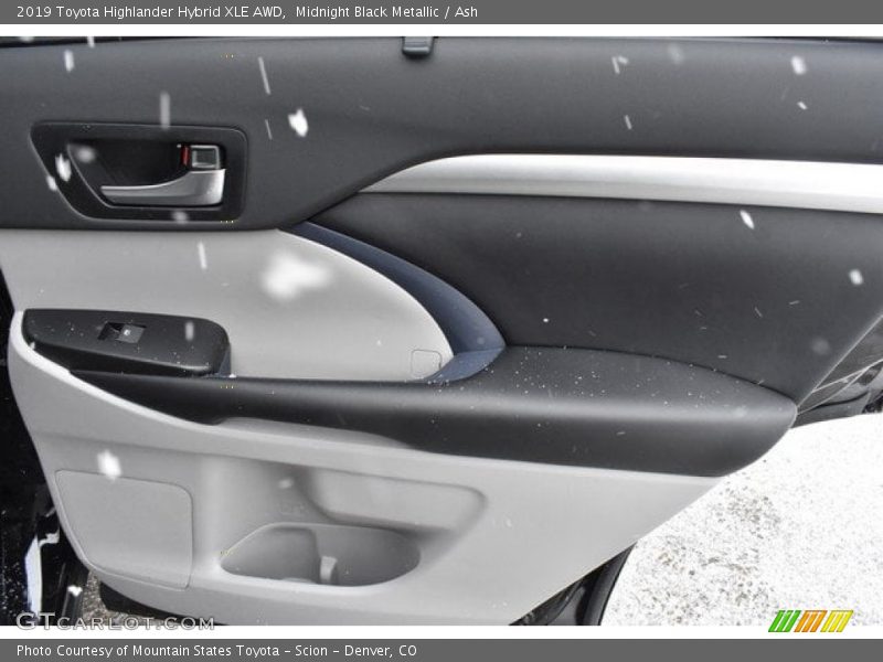Midnight Black Metallic / Ash 2019 Toyota Highlander Hybrid XLE AWD