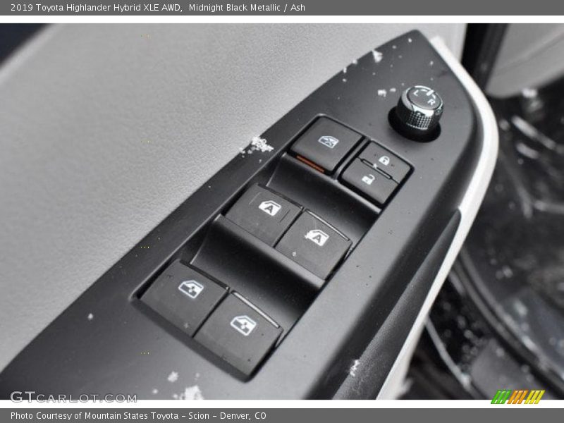 Midnight Black Metallic / Ash 2019 Toyota Highlander Hybrid XLE AWD
