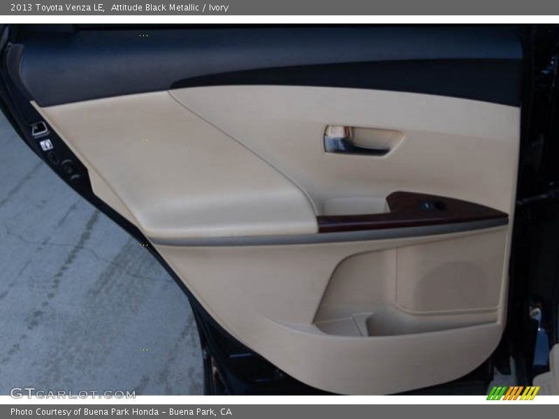 Attitude Black Metallic / Ivory 2013 Toyota Venza LE
