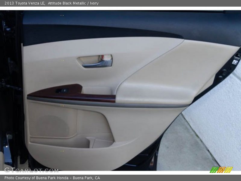Attitude Black Metallic / Ivory 2013 Toyota Venza LE