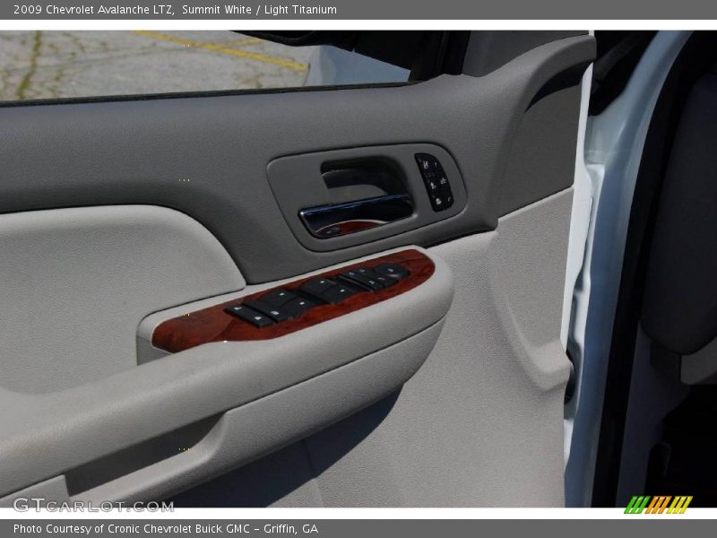 Summit White / Light Titanium 2009 Chevrolet Avalanche LTZ