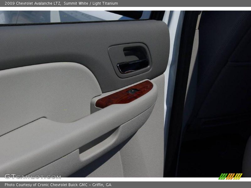 Summit White / Light Titanium 2009 Chevrolet Avalanche LTZ