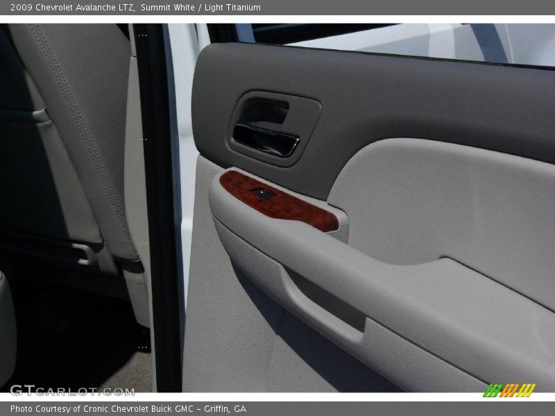 Summit White / Light Titanium 2009 Chevrolet Avalanche LTZ