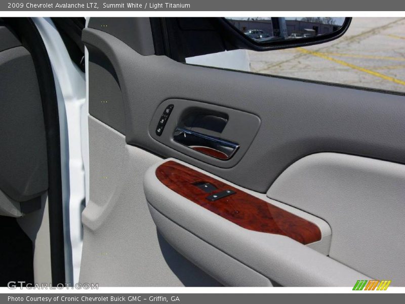Summit White / Light Titanium 2009 Chevrolet Avalanche LTZ