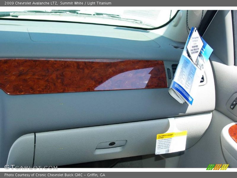 Summit White / Light Titanium 2009 Chevrolet Avalanche LTZ