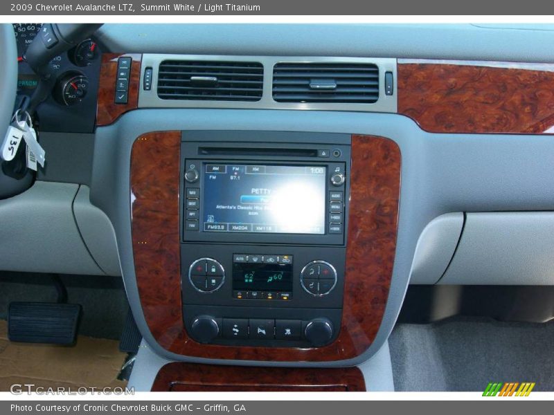 Summit White / Light Titanium 2009 Chevrolet Avalanche LTZ