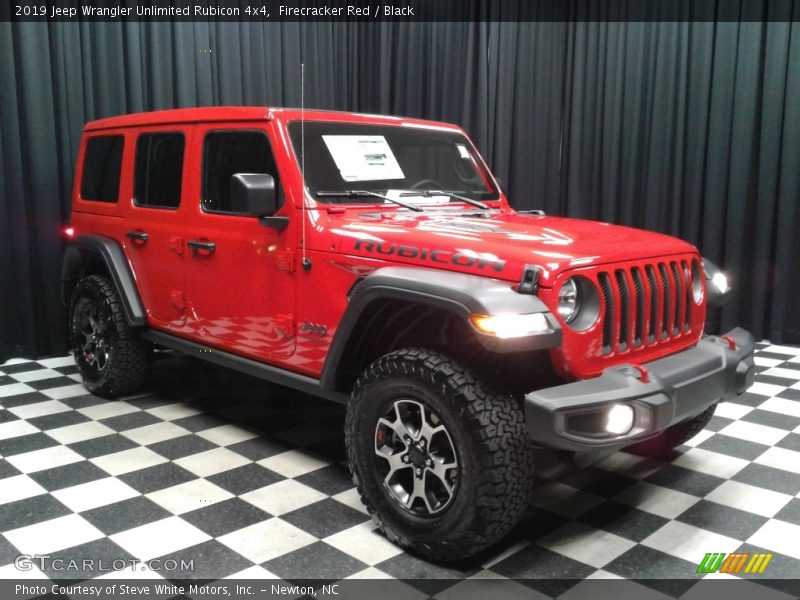 Front 3/4 View of 2019 Wrangler Unlimited Rubicon 4x4