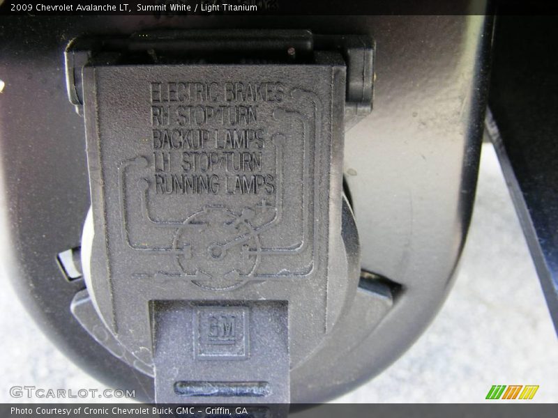Summit White / Light Titanium 2009 Chevrolet Avalanche LT