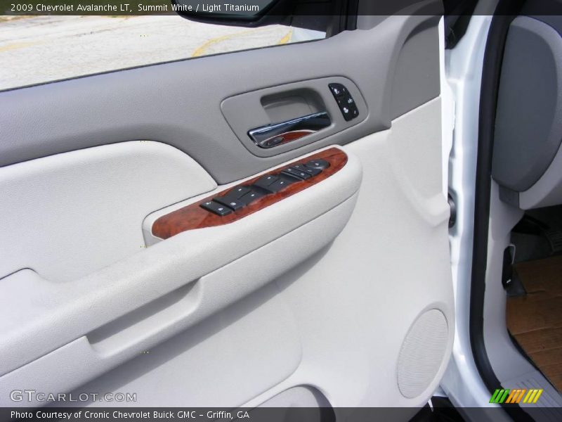 Summit White / Light Titanium 2009 Chevrolet Avalanche LT