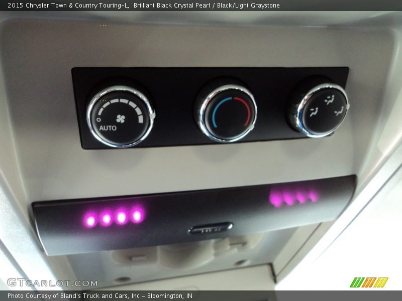 Brilliant Black Crystal Pearl / Black/Light Graystone 2015 Chrysler Town & Country Touring-L