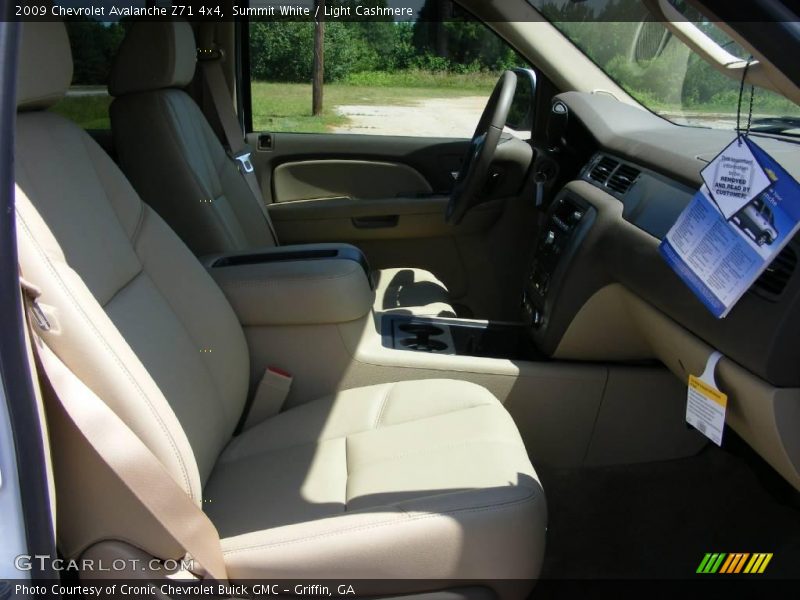 Summit White / Light Cashmere 2009 Chevrolet Avalanche Z71 4x4