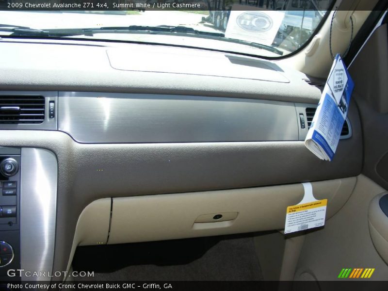 Summit White / Light Cashmere 2009 Chevrolet Avalanche Z71 4x4