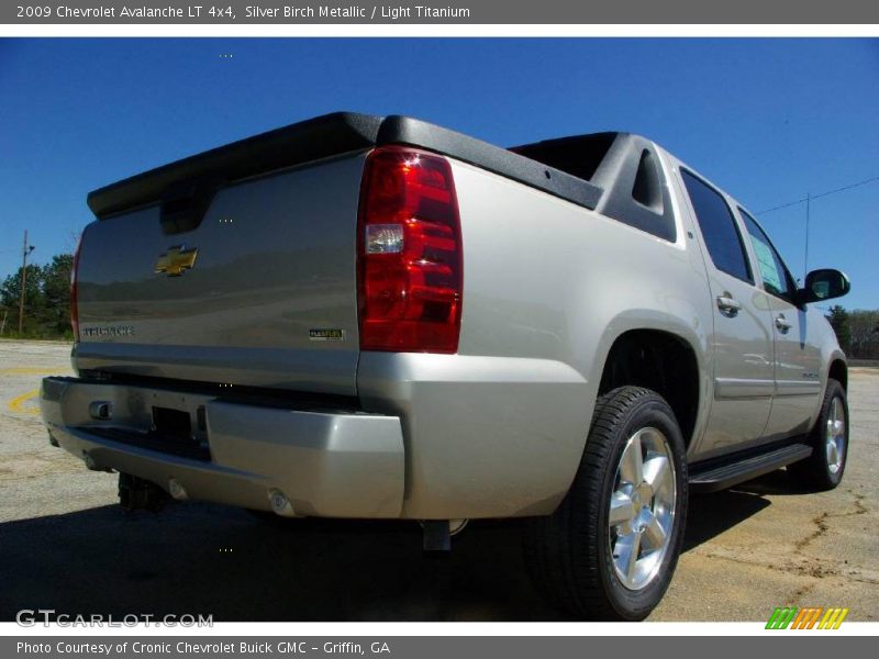 Silver Birch Metallic / Light Titanium 2009 Chevrolet Avalanche LT 4x4