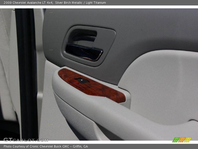 Silver Birch Metallic / Light Titanium 2009 Chevrolet Avalanche LT 4x4