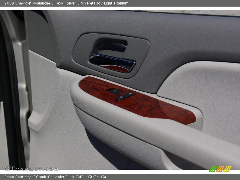 Silver Birch Metallic / Light Titanium 2009 Chevrolet Avalanche LT 4x4