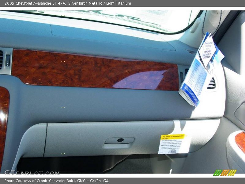 Silver Birch Metallic / Light Titanium 2009 Chevrolet Avalanche LT 4x4