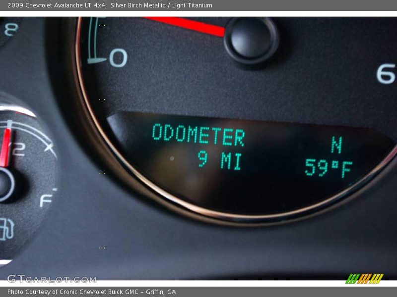 Silver Birch Metallic / Light Titanium 2009 Chevrolet Avalanche LT 4x4