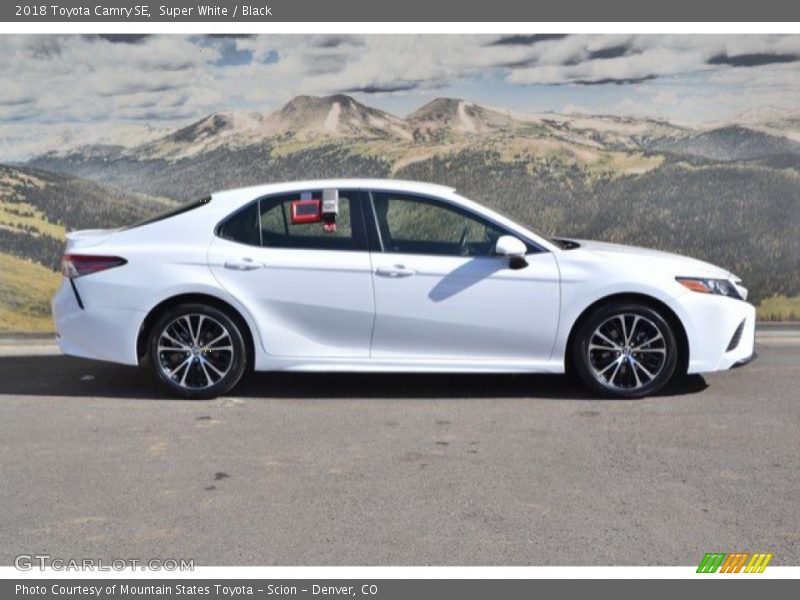Super White / Black 2018 Toyota Camry SE