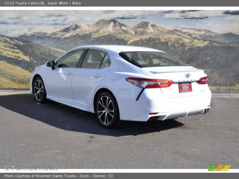 Super White / Black 2018 Toyota Camry SE