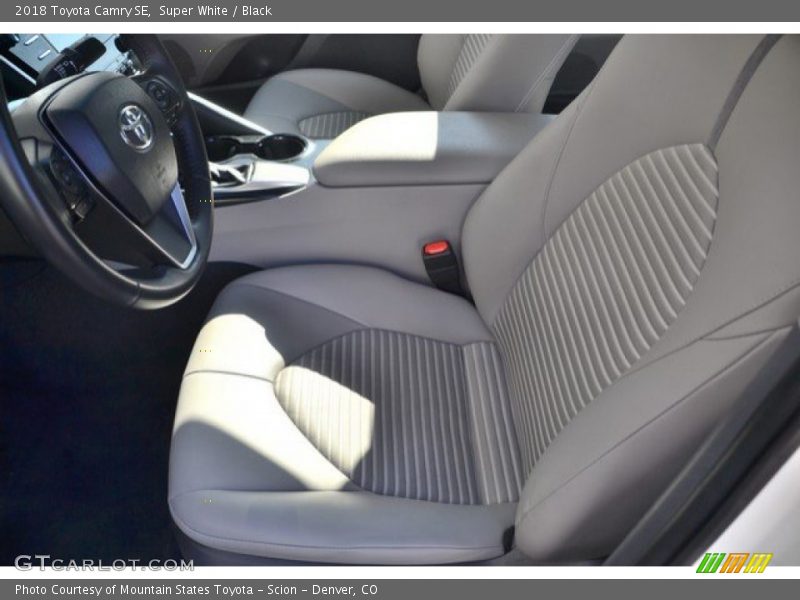 Super White / Black 2018 Toyota Camry SE