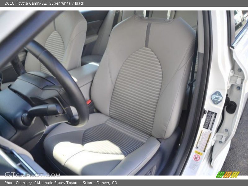 Super White / Black 2018 Toyota Camry SE