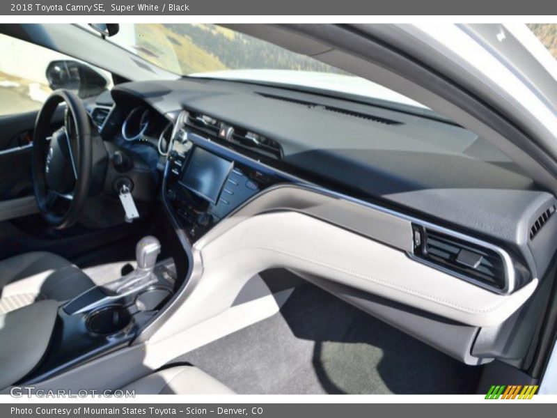 Super White / Black 2018 Toyota Camry SE