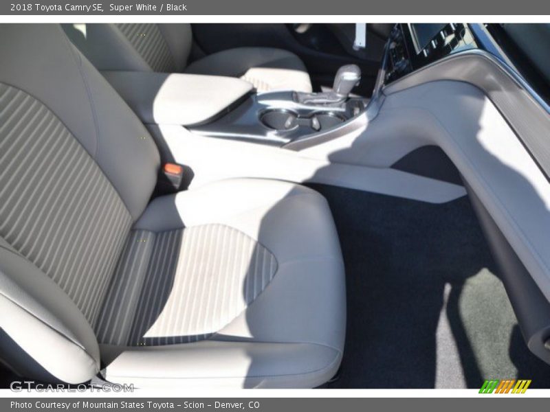 Super White / Black 2018 Toyota Camry SE