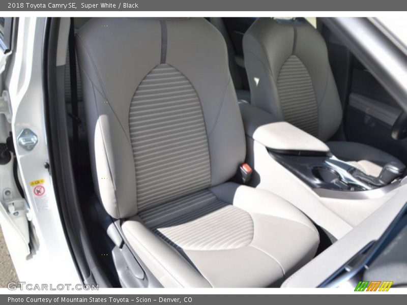 Super White / Black 2018 Toyota Camry SE