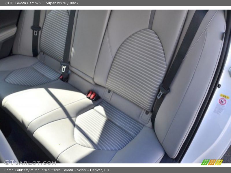 Super White / Black 2018 Toyota Camry SE
