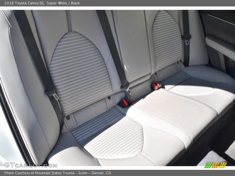 Super White / Black 2018 Toyota Camry SE