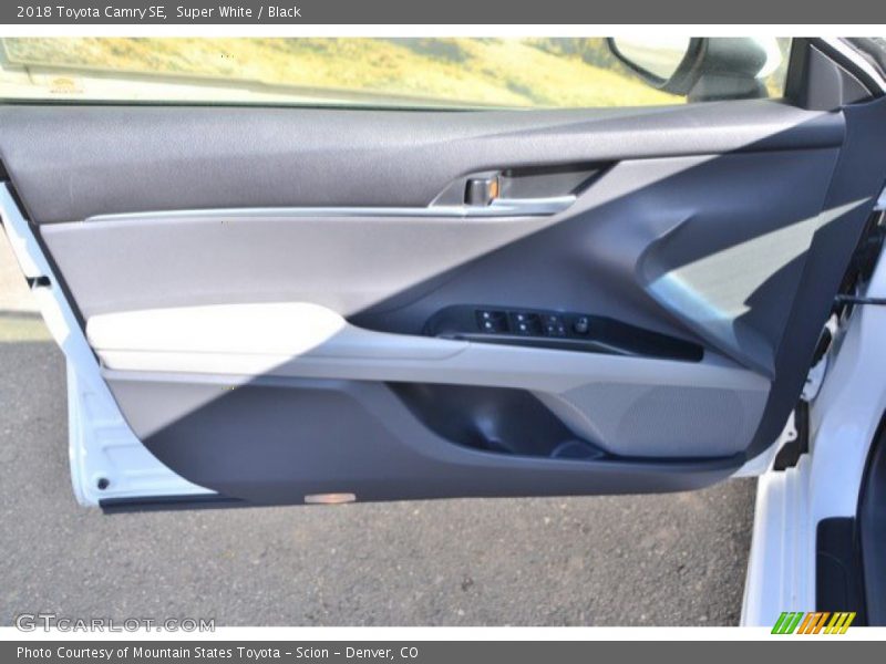 Super White / Black 2018 Toyota Camry SE