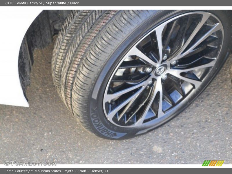 Super White / Black 2018 Toyota Camry SE
