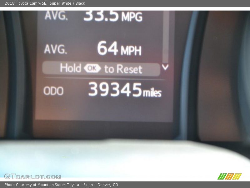Super White / Black 2018 Toyota Camry SE