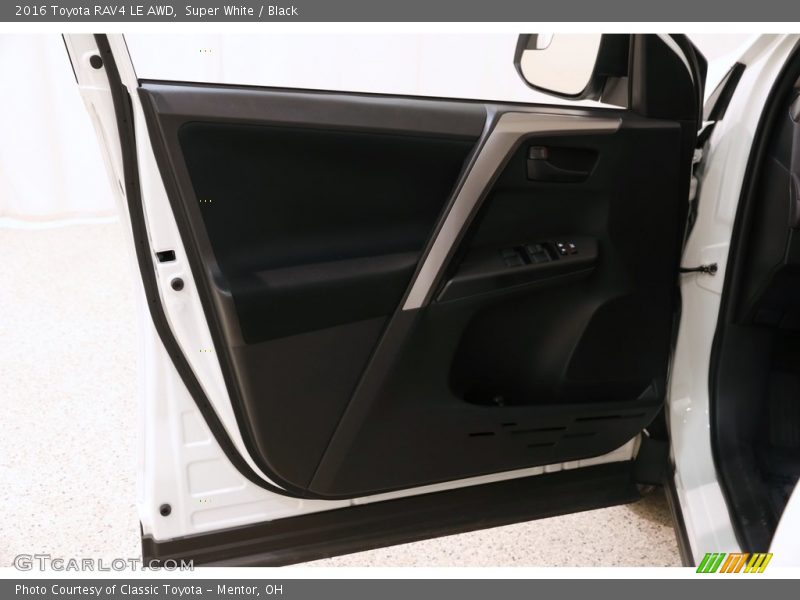 Super White / Black 2016 Toyota RAV4 LE AWD