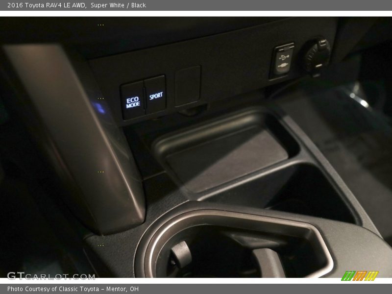 Super White / Black 2016 Toyota RAV4 LE AWD