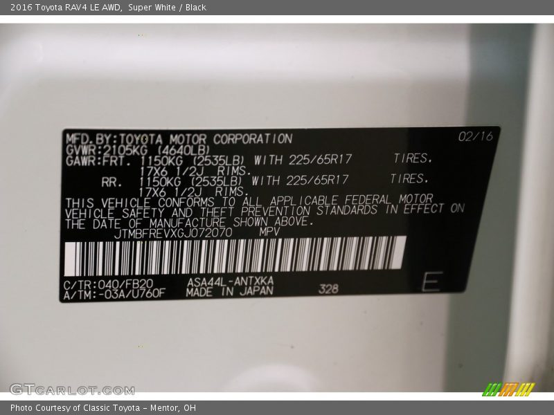 Super White / Black 2016 Toyota RAV4 LE AWD