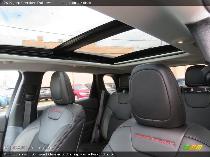 Bright White / Black 2019 Jeep Cherokee Trailhawk 4x4