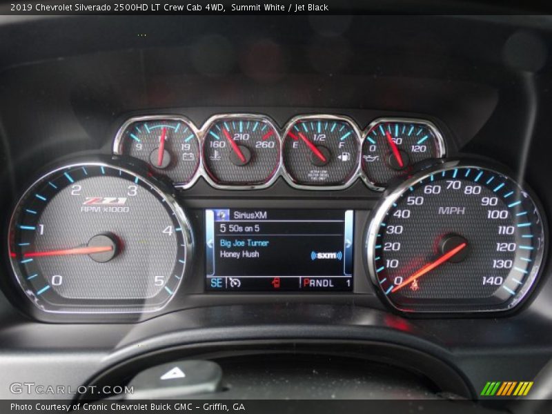 Summit White / Jet Black 2019 Chevrolet Silverado 2500HD LT Crew Cab 4WD