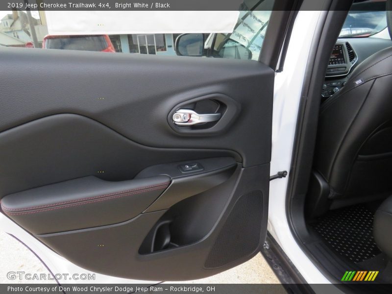 Bright White / Black 2019 Jeep Cherokee Trailhawk 4x4