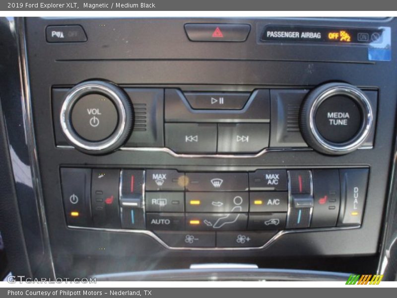 Magnetic / Medium Black 2019 Ford Explorer XLT