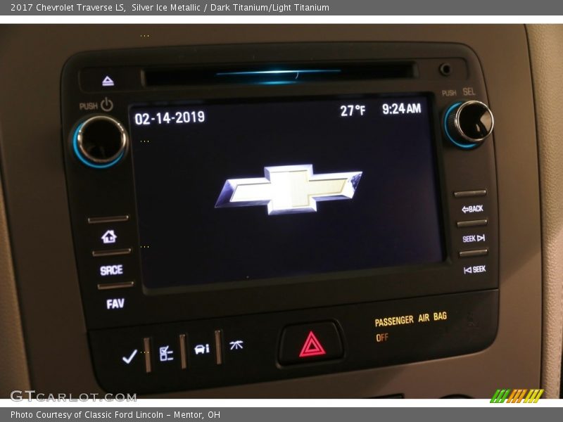 Silver Ice Metallic / Dark Titanium/Light Titanium 2017 Chevrolet Traverse LS
