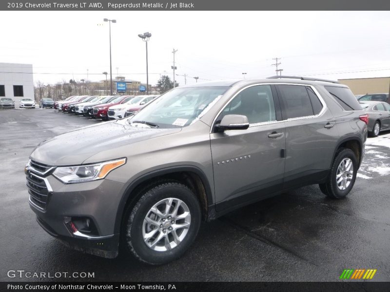 Pepperdust Metallic / Jet Black 2019 Chevrolet Traverse LT AWD