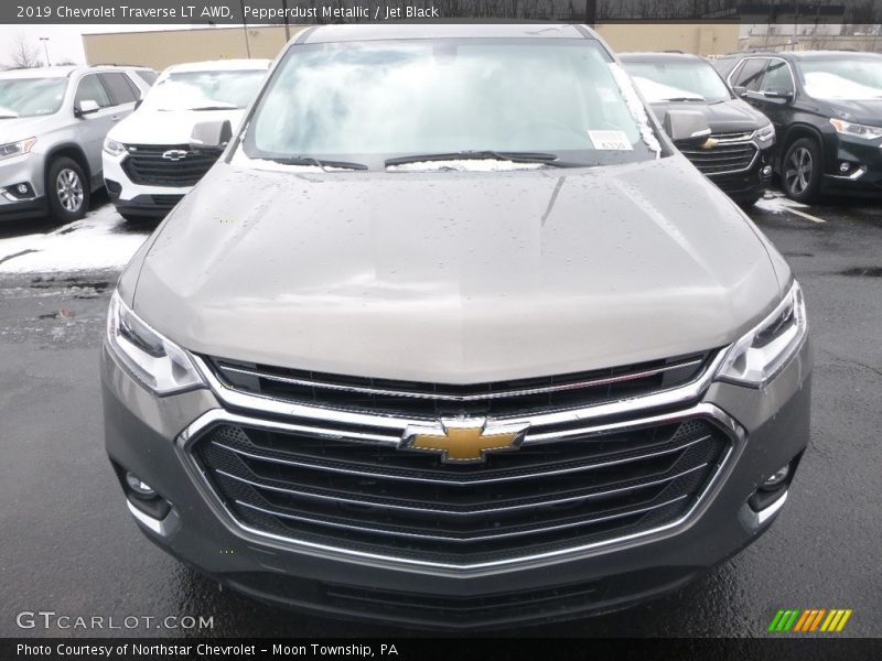 Pepperdust Metallic / Jet Black 2019 Chevrolet Traverse LT AWD