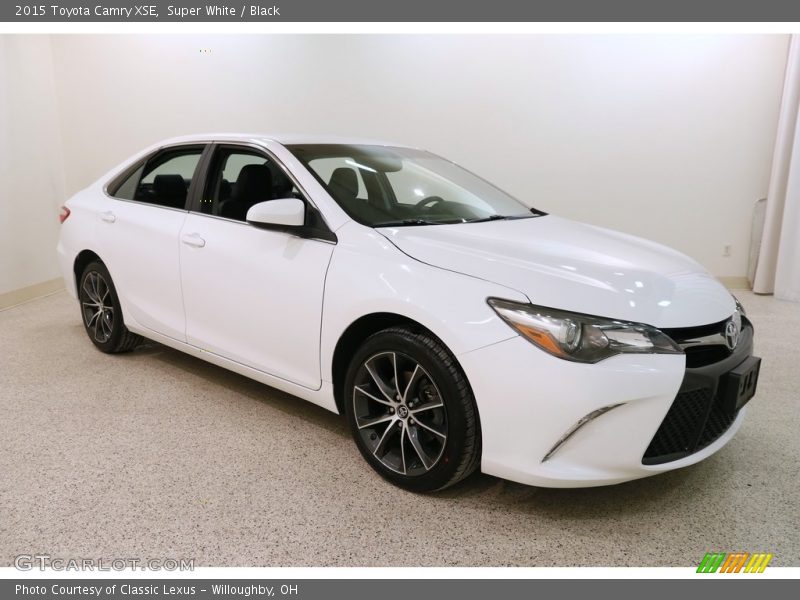 Super White / Black 2015 Toyota Camry XSE