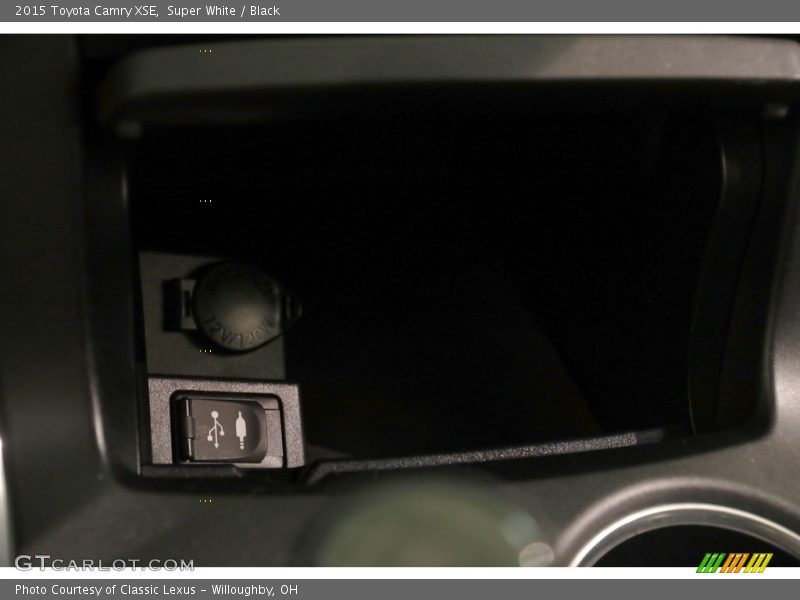 Super White / Black 2015 Toyota Camry XSE